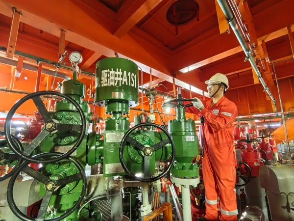 生產(chǎn)人員正在打開二氧化碳驅(qū)油井采油樹閥門。受訪者供圖