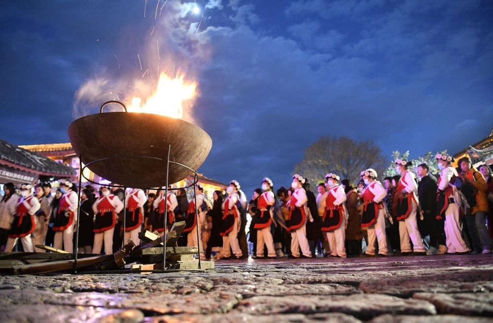 2025年1月11日，游客和居民在麗江古城打跳游玩。（趙慶祖攝）