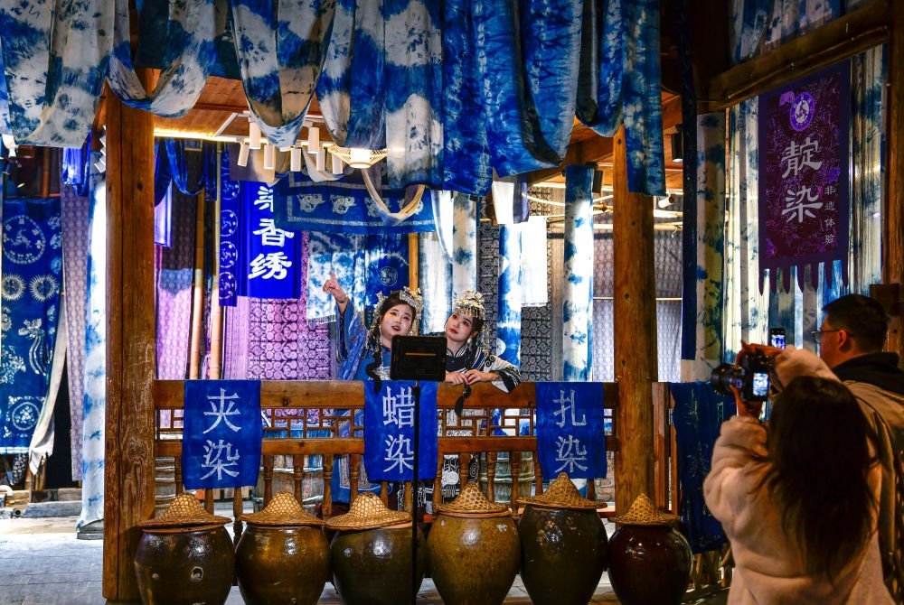 2025年3月17日，游客在貴州省黎平縣肇興侗寨里留影。新華社記者楊文斌 攝