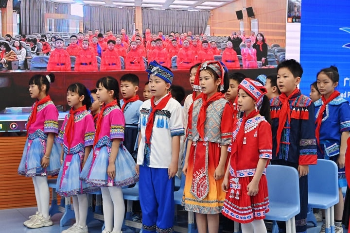 2025年3月28日，在“壯蒙一家親 共筑中國(guó)夢(mèng)”手拉手主題云隊(duì)會(huì)上，廣西南寧市濱湖路小學(xué)四（1）中隊(duì)隊(duì)員通過網(wǎng)絡(luò)和內(nèi)蒙古鄂爾多斯東勝區(qū)第十二小學(xué)四（9）中隊(duì)隊(duì)員一起唱《中國(guó)少年先鋒隊(duì)隊(duì)歌》。新華社記者 周華 攝