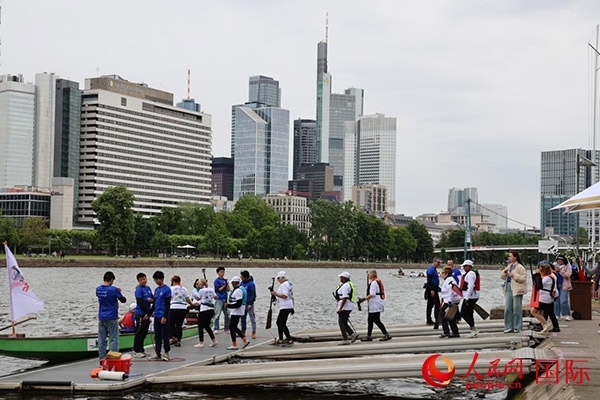來自美國的快樂龍舟隊選手們正在登船準備參賽。人民網記者 劉仲華攝