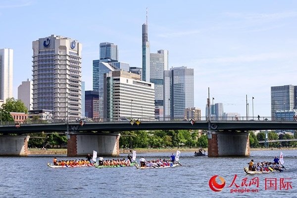 龍舟賽隊伍奮力揮槳、破浪前行。人民網 依琳攝