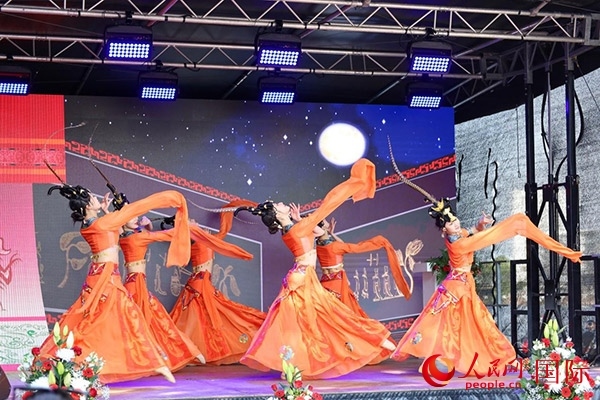 美因河畔的舞臺上中國傳統(tǒng)舞蹈精彩上演。人民網 依琳攝