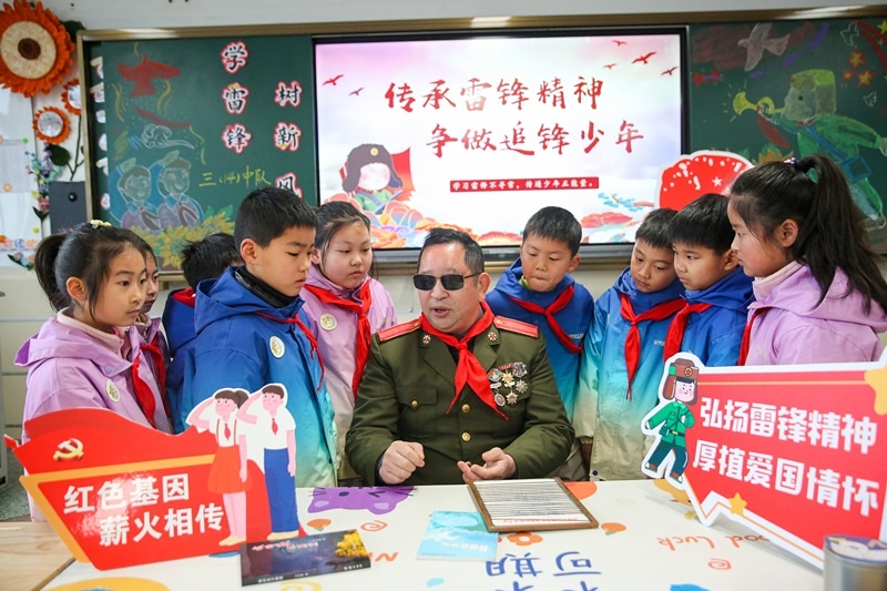 2025年3月3日，江蘇南通如皋市安定小學(xué)里，傷殘軍人許波銀在思政小課堂上向?qū)W生講述雷鋒故事。