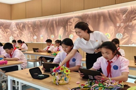 龍崗一小學(xué)生正在學(xué)習(xí)“發(fā)現(xiàn)石刻之美”華蔓花冠課程。