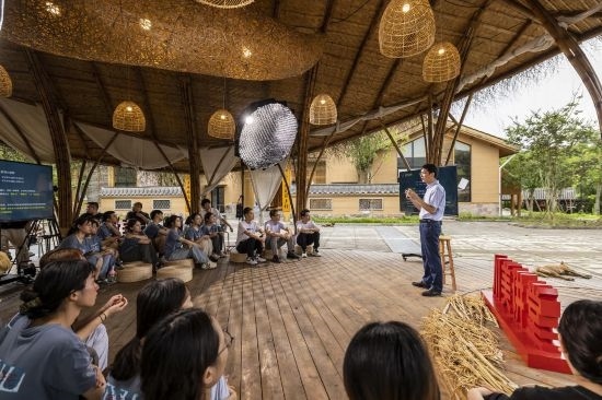 川美講堂。