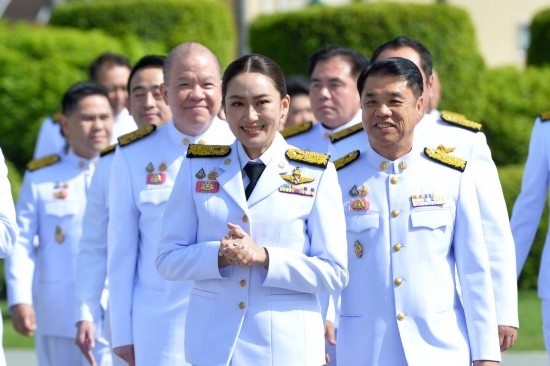 2024年9月7日，泰國(guó)總理佩通坦·欽那瓦（前中）及新一屆內(nèi)閣成員在位于首都曼谷的總理府與媒體見(jiàn)面。新華社發(fā)（拉亨攝）