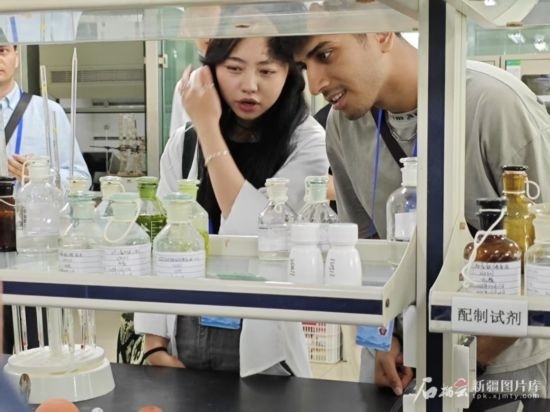 5月26日，2025上合組織國(guó)家媒體合作論壇嘉賓參觀新奇康藥業(yè)股份有限公司實(shí)驗(yàn)室。石榴云/新疆日?qǐng)?bào)記者 宋海波攝