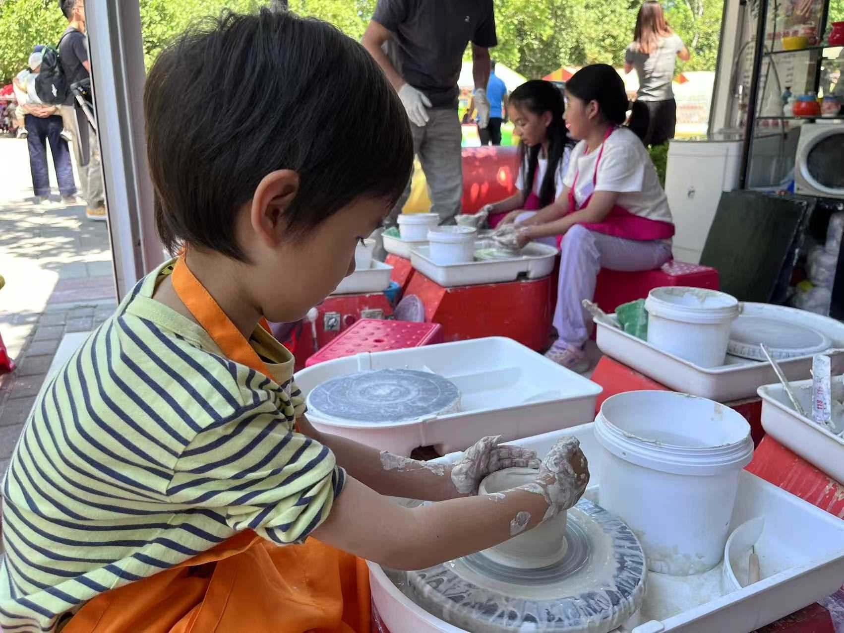 “小”游客在體驗陶藝制作。人民網記者 李楠樺攝