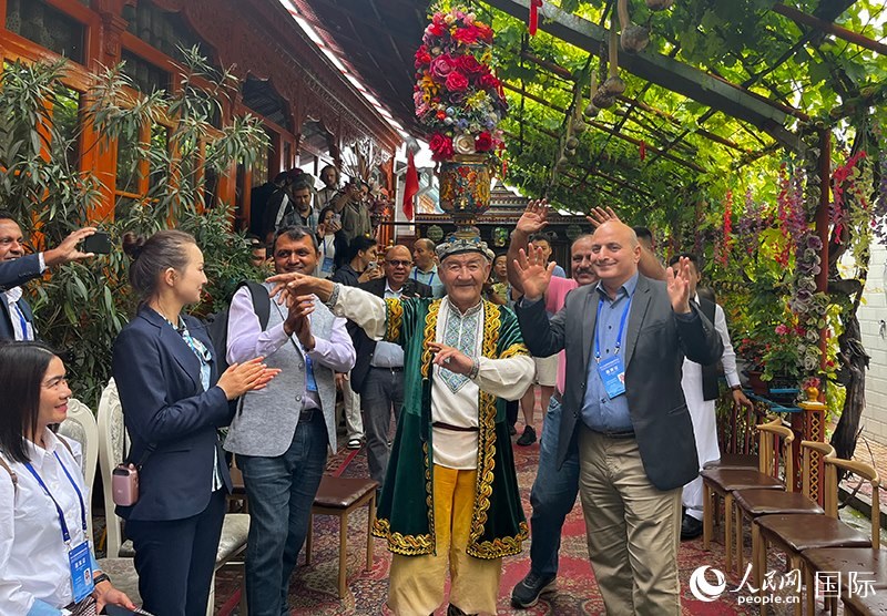 5月24日，外國(guó)媒體人在伊寧市喀贊其民俗旅游區(qū)參觀體驗(yàn)。 人民網(wǎng)記者 翟轉(zhuǎn)麗攝