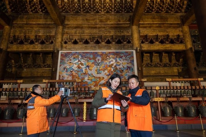 北京市測繪設(shè)計(jì)研究院團(tuán)隊(duì)在太廟測繪（2023年2月19日攝）。2020年9月起，北京市測繪設(shè)計(jì)研究院的技術(shù)團(tuán)隊(duì)開展了北京中軸線遺產(chǎn)點(diǎn)實(shí)地測繪，從文物保護(hù)、環(huán)境整治、文物騰退等方面為北京中軸線申遺提供空間數(shù)據(jù)底板。