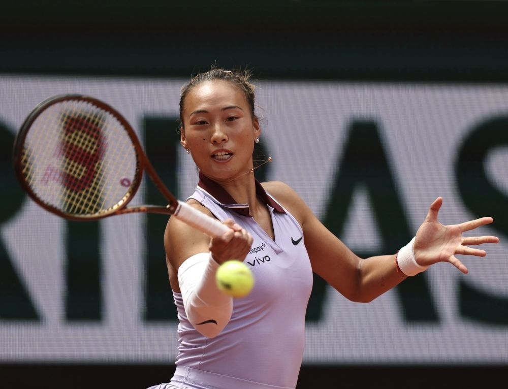 6月1日，鄭欽文在比賽中回球。新華社記者 李京 攝