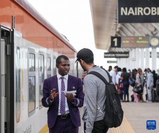5月31日，在蒙內(nèi)鐵路內(nèi)羅畢站，乘務(wù)員為乘客檢票。新華社記者 李亞輝 攝