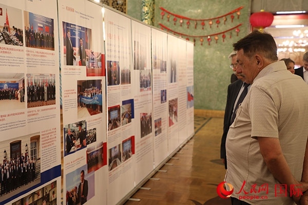 與會(huì)嘉賓參觀(guān)中俄科技創(chuàng)新合作圖片展。人民網(wǎng)記者 肖新新攝