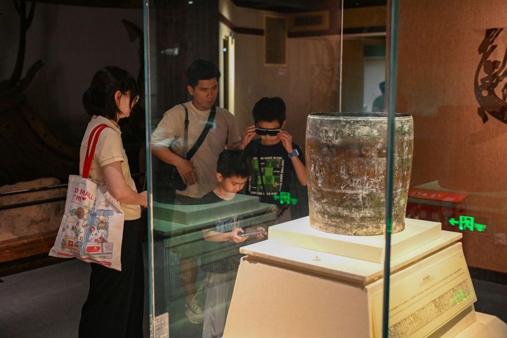△2025年5月18日，游客在廣東廣州南越王博物院（王墓展區(qū)）體驗AR眼鏡智慧導(dǎo)覽服務(wù)。