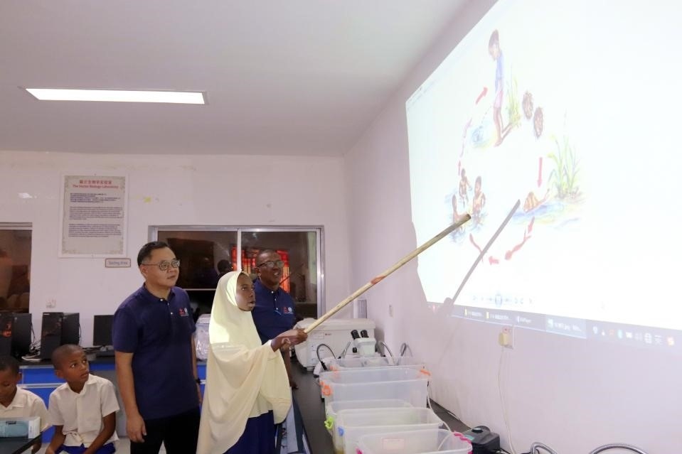 血吸蟲病健康教育講座。施亮攝