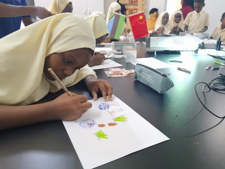 學(xué)生踴躍參與繪畫活動。施亮攝