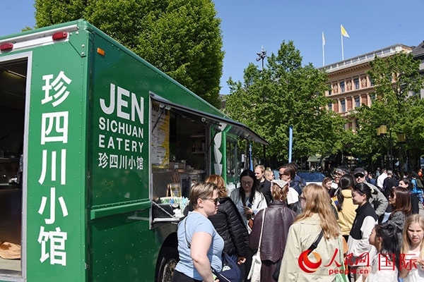 中國美食攤。人民網(wǎng)記者 殷淼攝