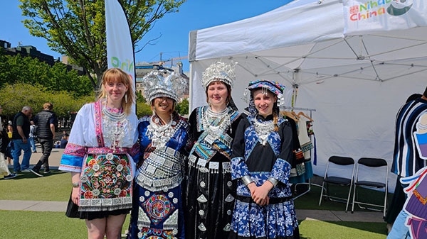 體驗苗族傳統(tǒng)服飾。人民網(wǎng)記者 殷淼