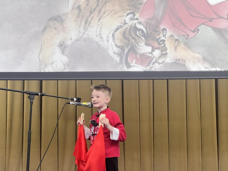 一航表演快板《武松打虎》。布加勒斯特大學(xué)孔子學(xué)院供圖