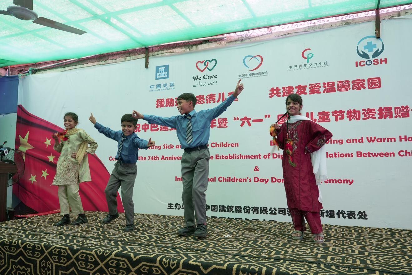 受捐孤兒在活動現(xiàn)場表演自己創(chuàng)作的舞蹈節(jié)目。瓦加斯·阿赫邁德攝