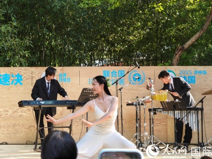 《舞，自然》舞蹈表演。人民網(wǎng)記者 李明攝