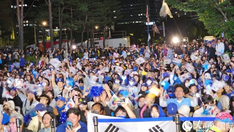 當(dāng)?shù)貢r間4日凌晨，李在明支持者們聚集在國會前等待計(jì)票結(jié)果。人民網(wǎng) 柳美鉉攝