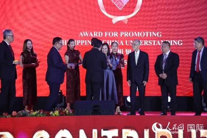 黃溪連大使給榮獲“重要貢獻(xiàn)獎(jiǎng)”的奎松市市長(zhǎng)喬伊·貝蒙蒂等人頒獎(jiǎng)。人民網(wǎng)記者 樊帆攝