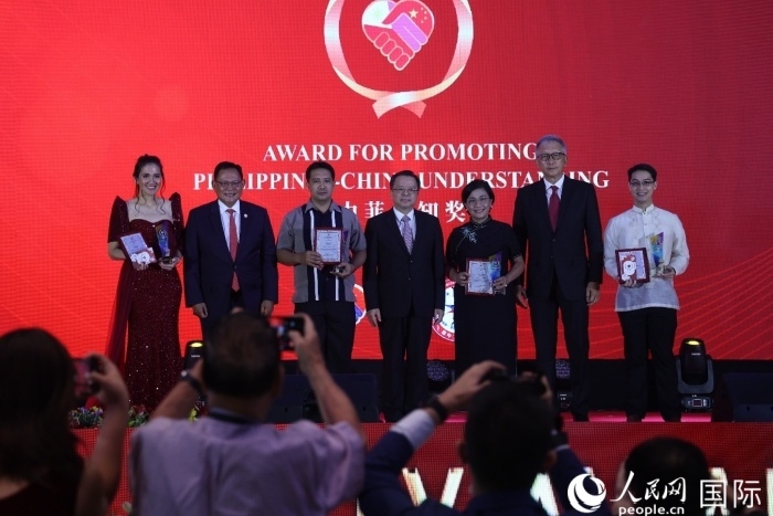 黃溪連大使和菲中了解協(xié)會(huì)主席與榮獲“友誼獎(jiǎng)”的獲獎(jiǎng)?wù)吆嫌傲裟?。人民網(wǎng)記者 樊帆攝