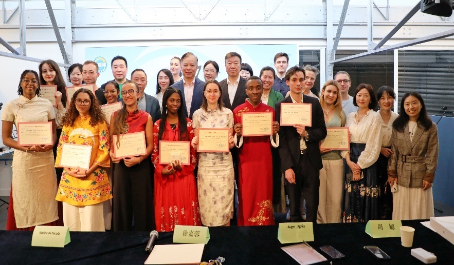 圖1：中國(guó)駐法使館公使陳力、教育公參周家貴與比賽師生、評(píng)委合影（圖片：巴黎西岱大學(xué)孔子學(xué)院）